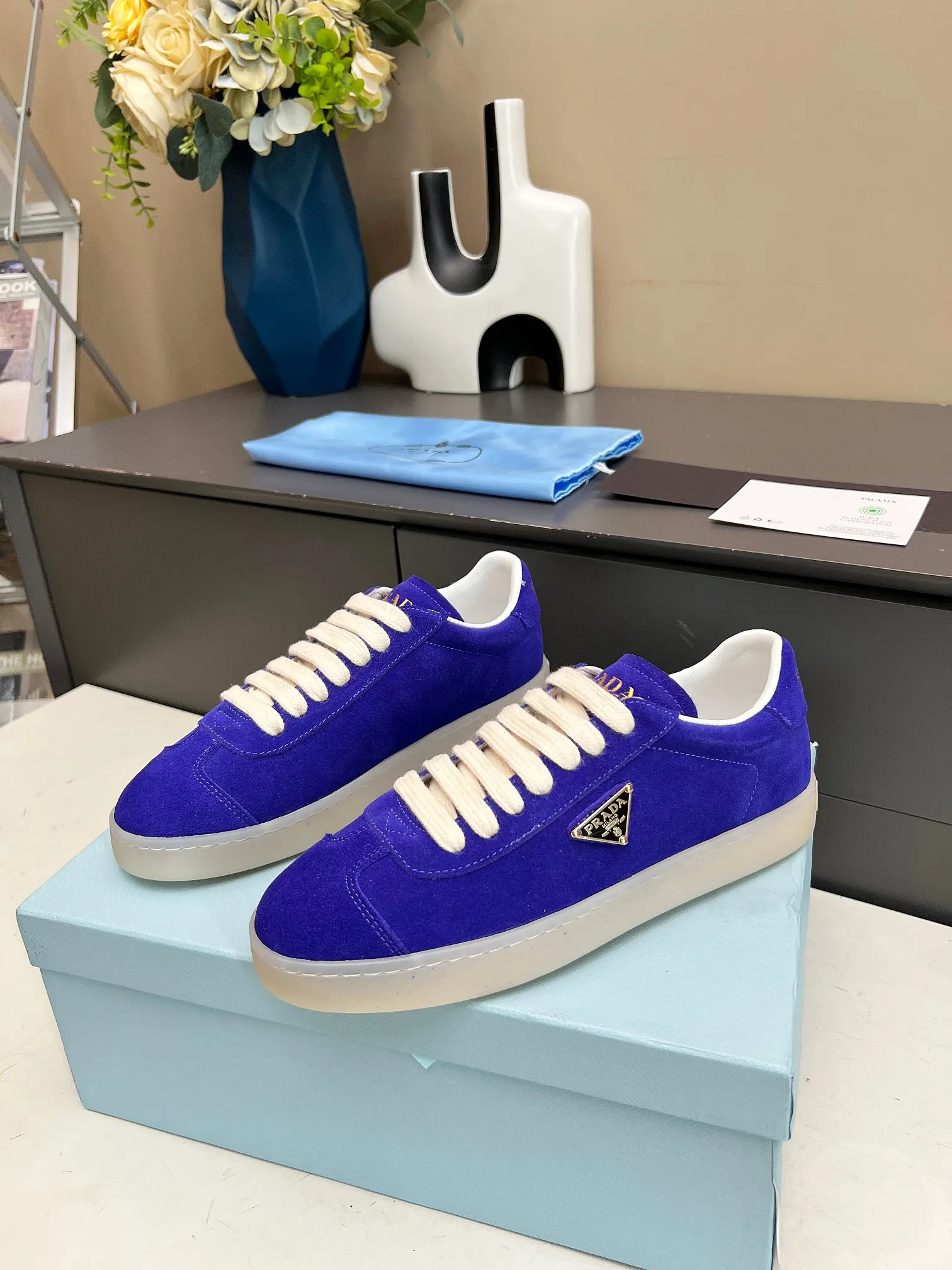 👟👟Ex-factory price 480👟👟 2024 Prada/Prada "couples" metal logo decorated Lane leather sneakers. This sneaker is fashionable and simple, showing the full integration of minimalist style and sports personality. Easy to wear and durable, artistic retro style. Leather material: original imported cowhide. Lining: sheepskin lining. Shoe logo: enamel-coated triangular metal logo. Size: 35-45 (female 41, male 45, custom-made, non-returnable).